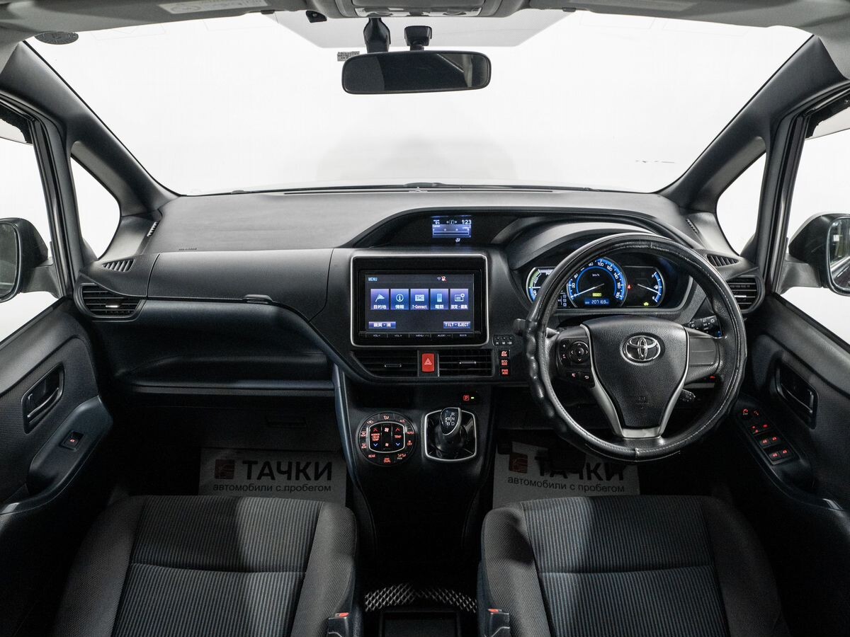 Toyota Noah 2015 - фото автомобиля