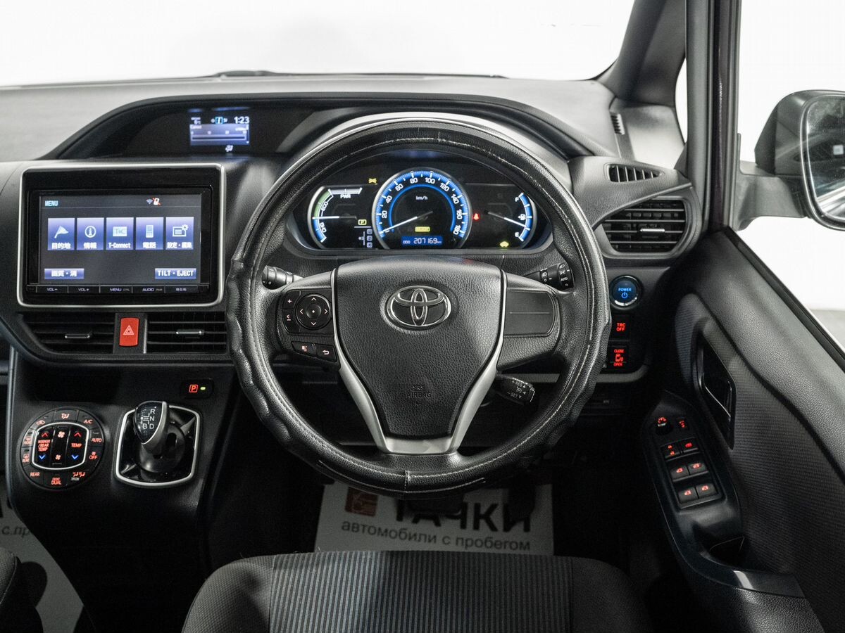 Toyota Noah 2015 - фото автомобиля