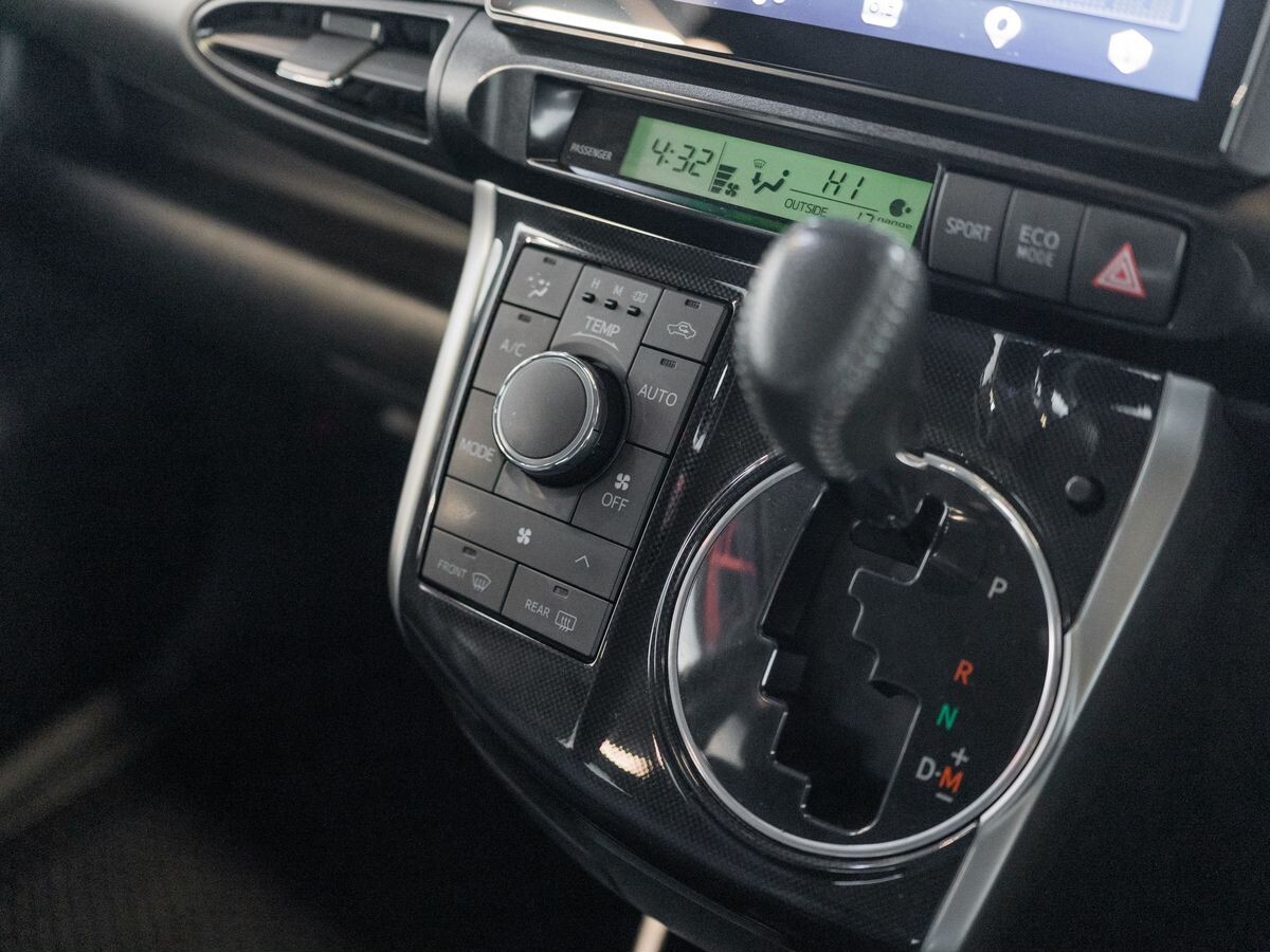 Toyota Wish 2012 - фото автомобиля