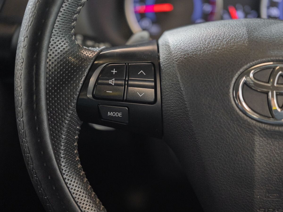 Toyota Wish 2012 - фото автомобиля