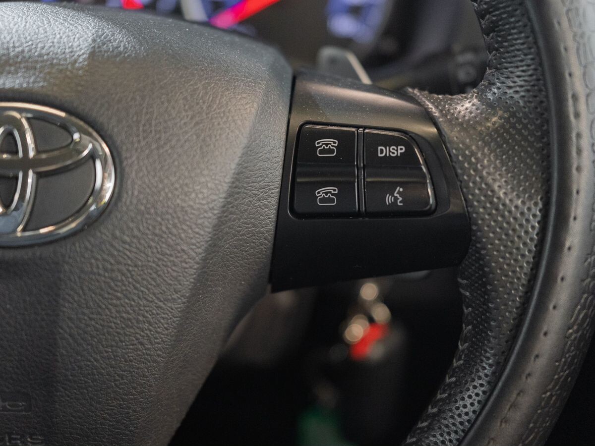 Toyota Wish 2012 - фото автомобиля