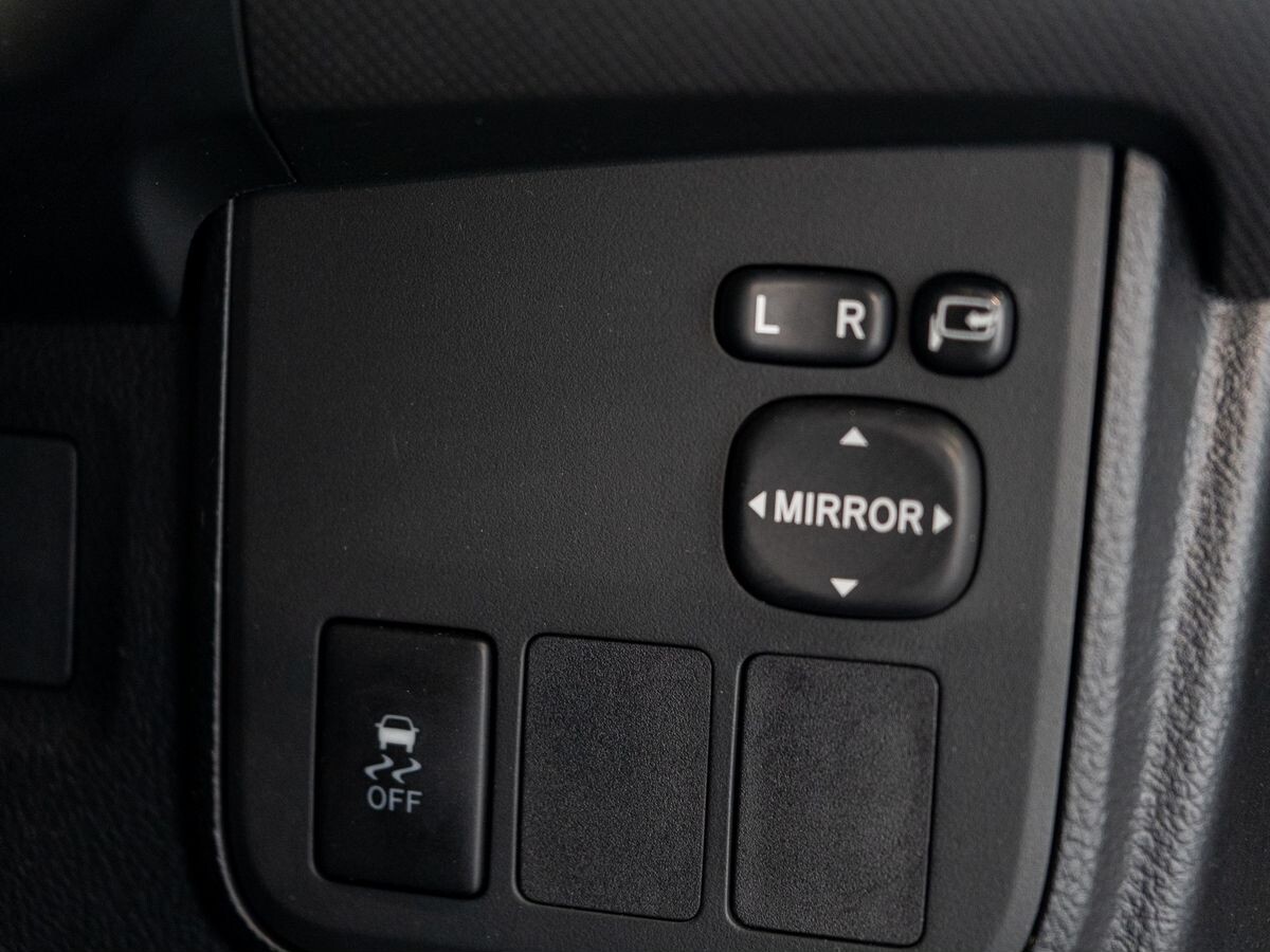 Toyota Wish 2012 - фото автомобиля