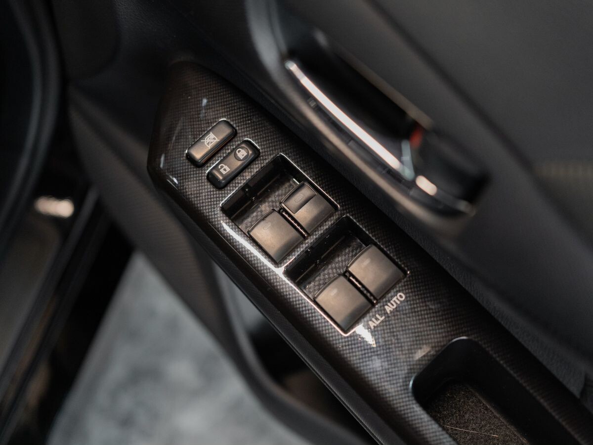 Toyota Wish 2012 - фото автомобиля