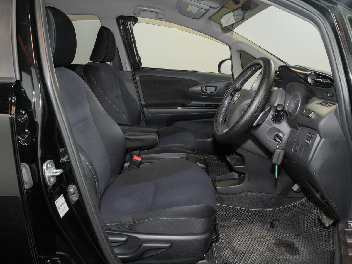 Toyota Wish 2012 - фото автомобиля