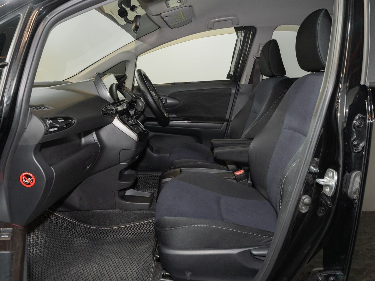 Toyota Wish 2012 - фото автомобиля