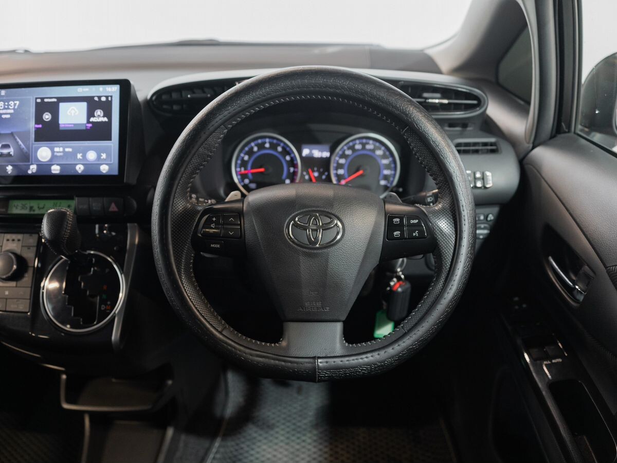 Toyota Wish 2012 - фото автомобиля