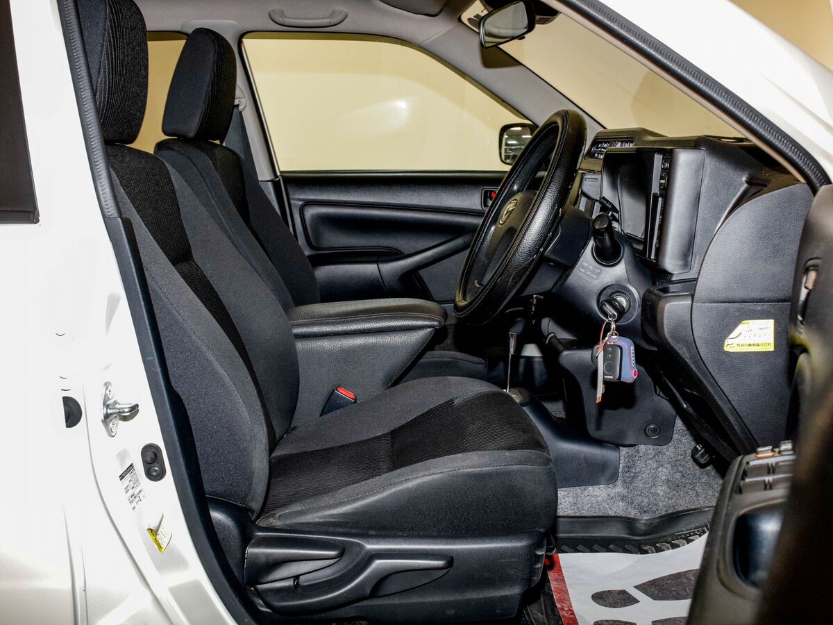 Mazda Familia 2020 - фото автомобиля