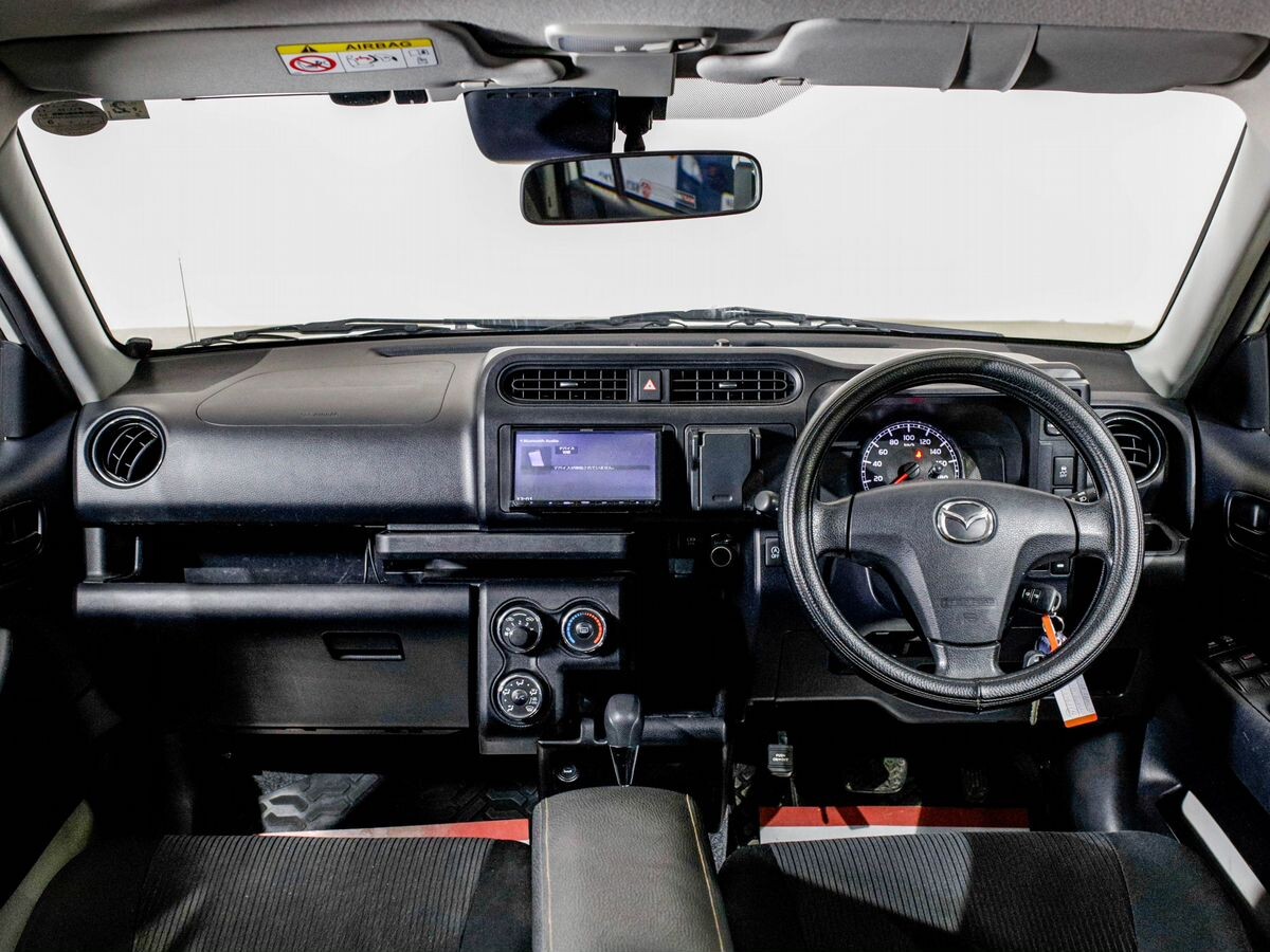 Mazda Familia 2020 - фото автомобиля
