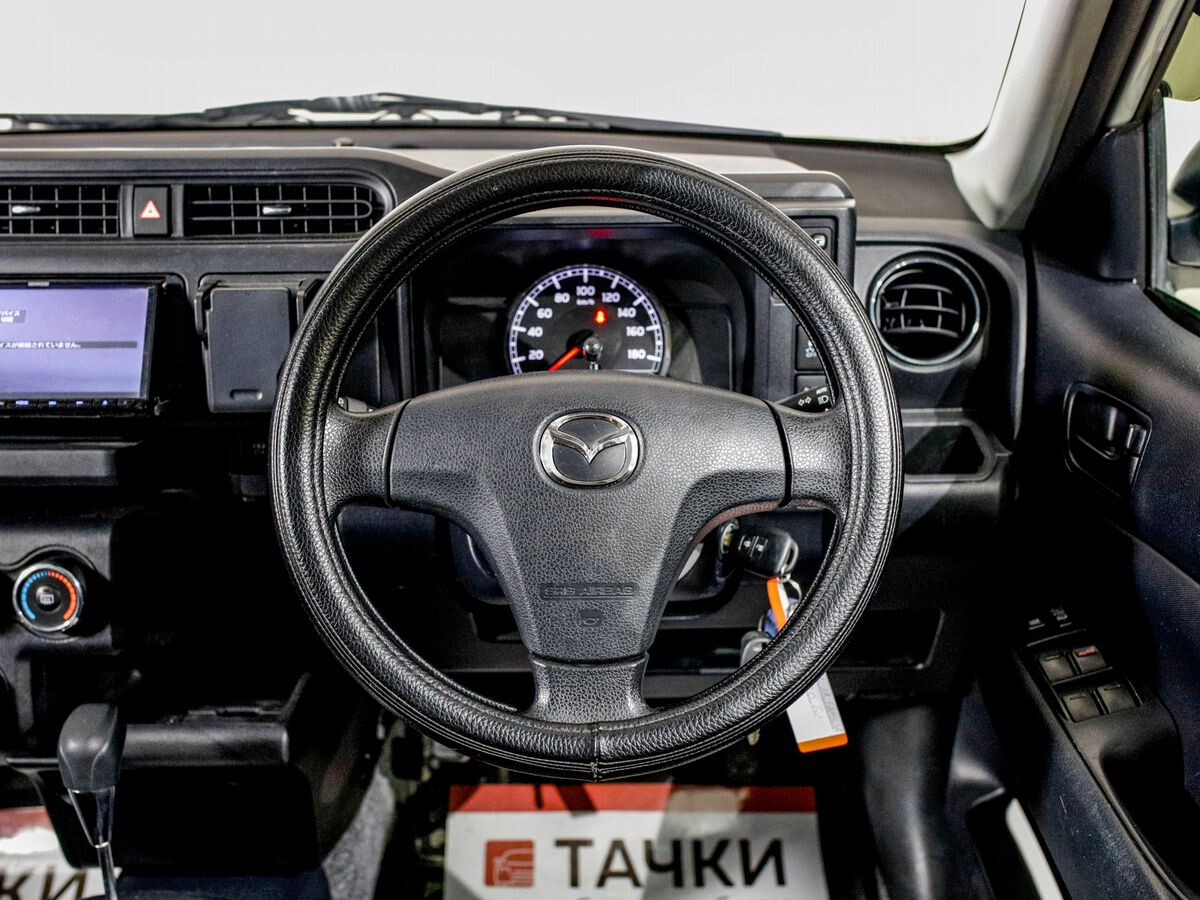 Mazda Familia 2020 - фото автомобиля