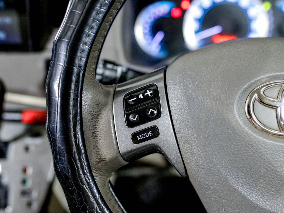 Toyota Isis 2010 - фото автомобиля