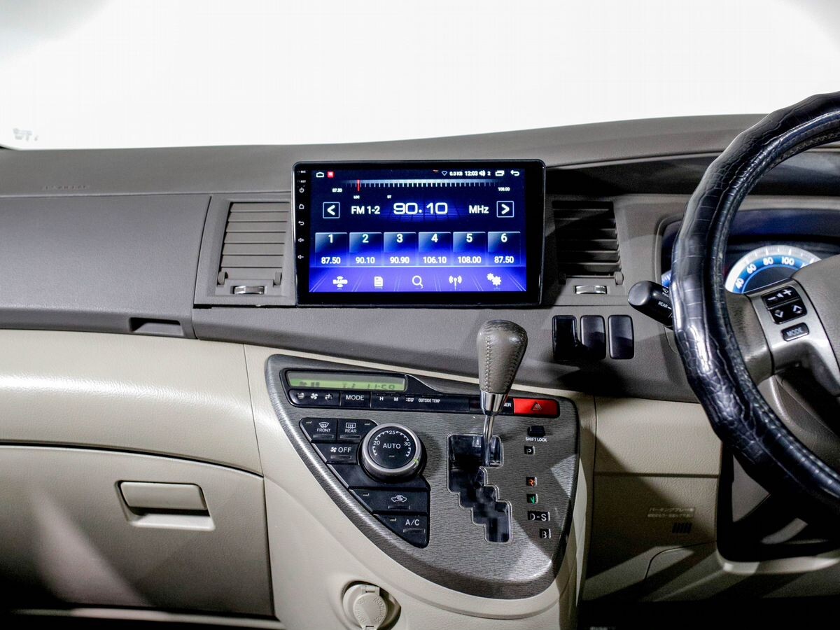 Toyota Isis 2010 - фото автомобиля