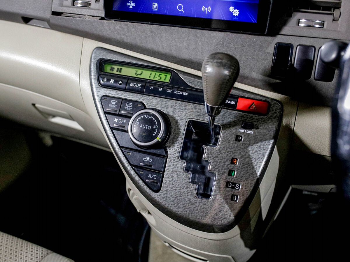 Toyota Isis 2010 - фото автомобиля