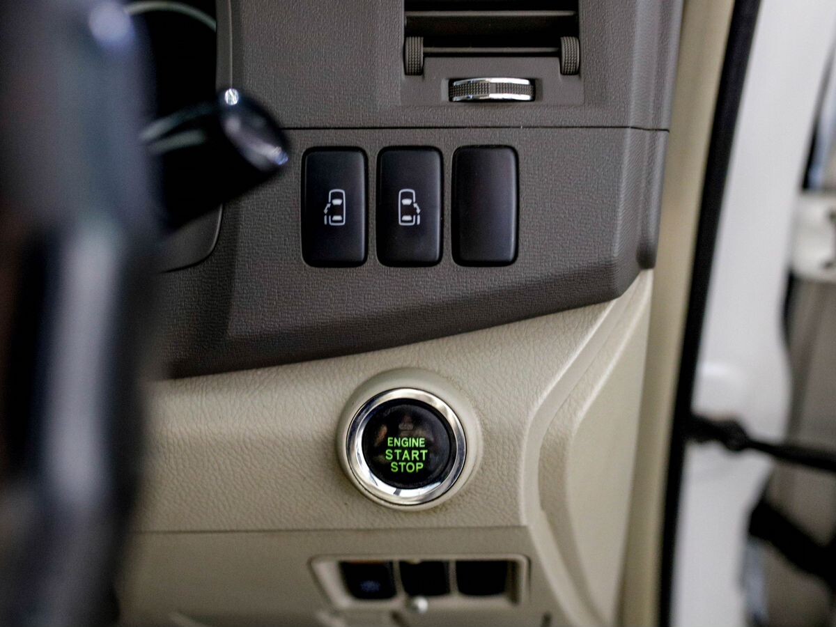 Toyota Isis 2010 - фото автомобиля