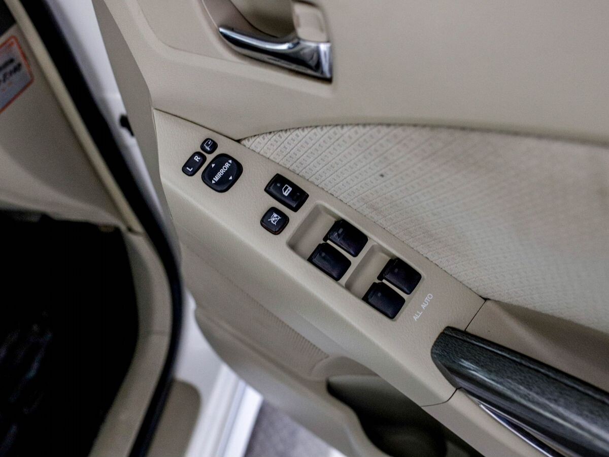 Toyota Isis 2010 - фото автомобиля