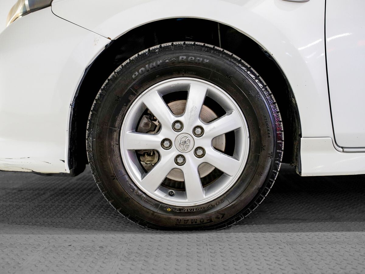 Toyota Isis 2010 - фото автомобиля