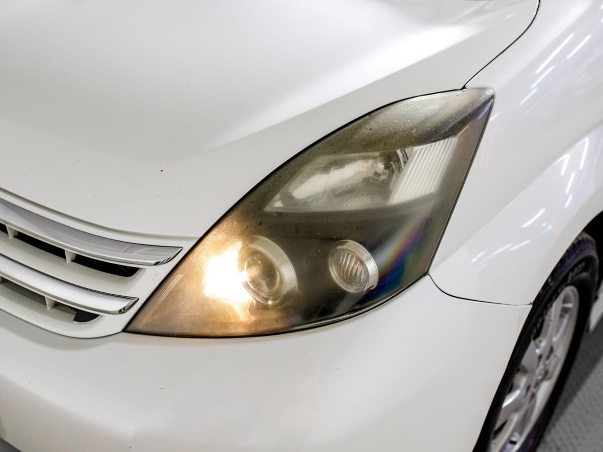 Toyota Isis 2010 - фото автомобиля