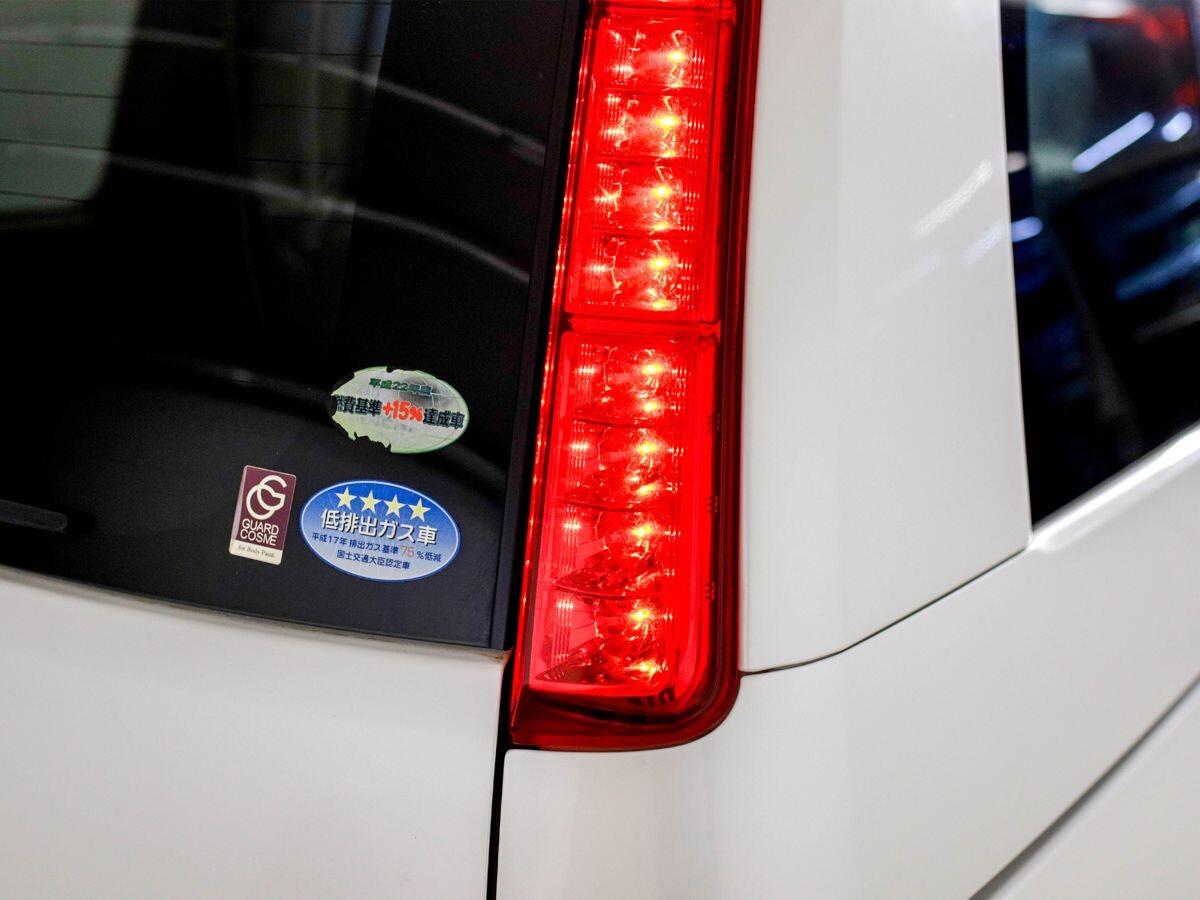 Toyota Isis 2010 - фото автомобиля