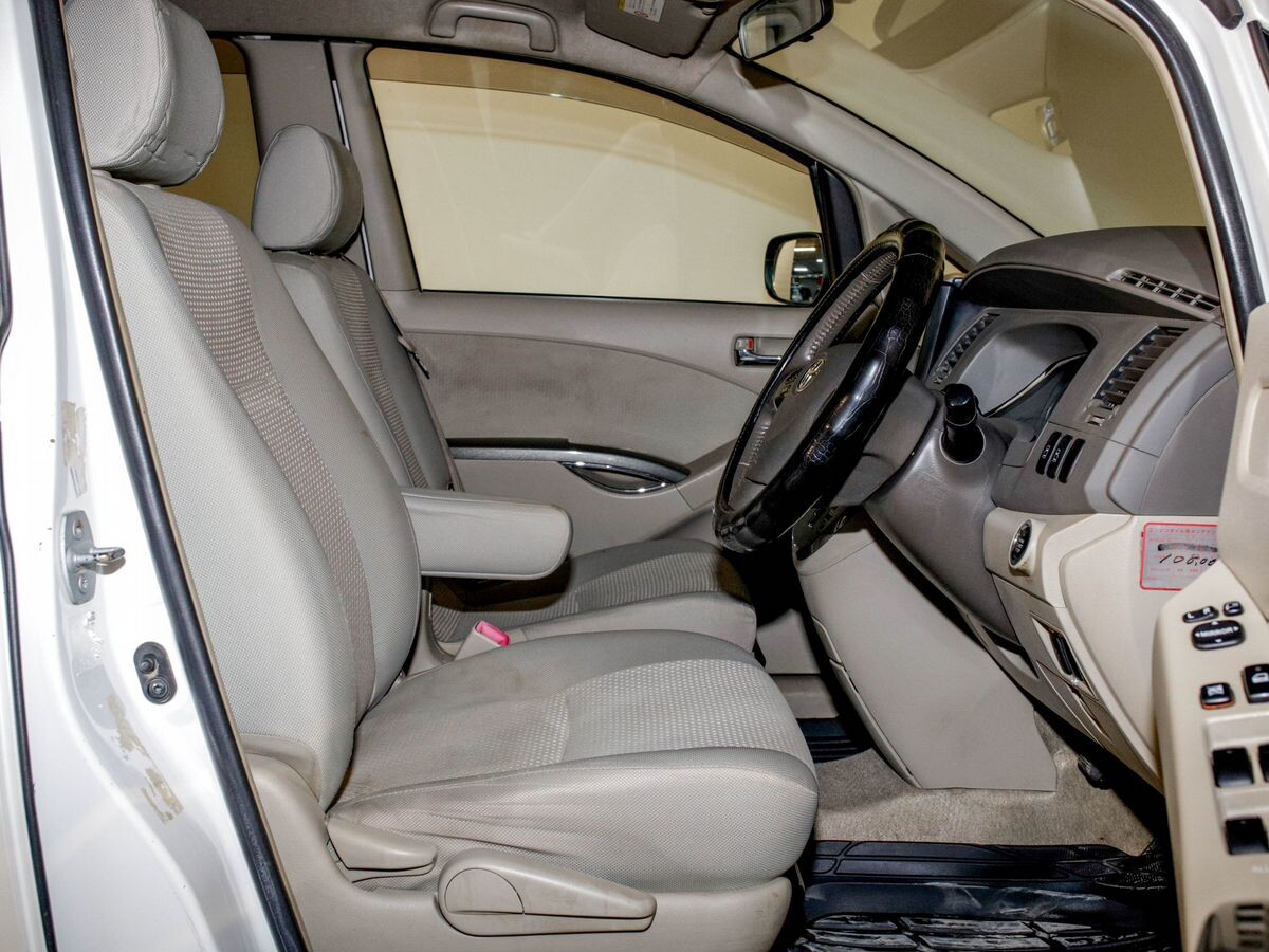 Toyota Isis 2010 - фото автомобиля