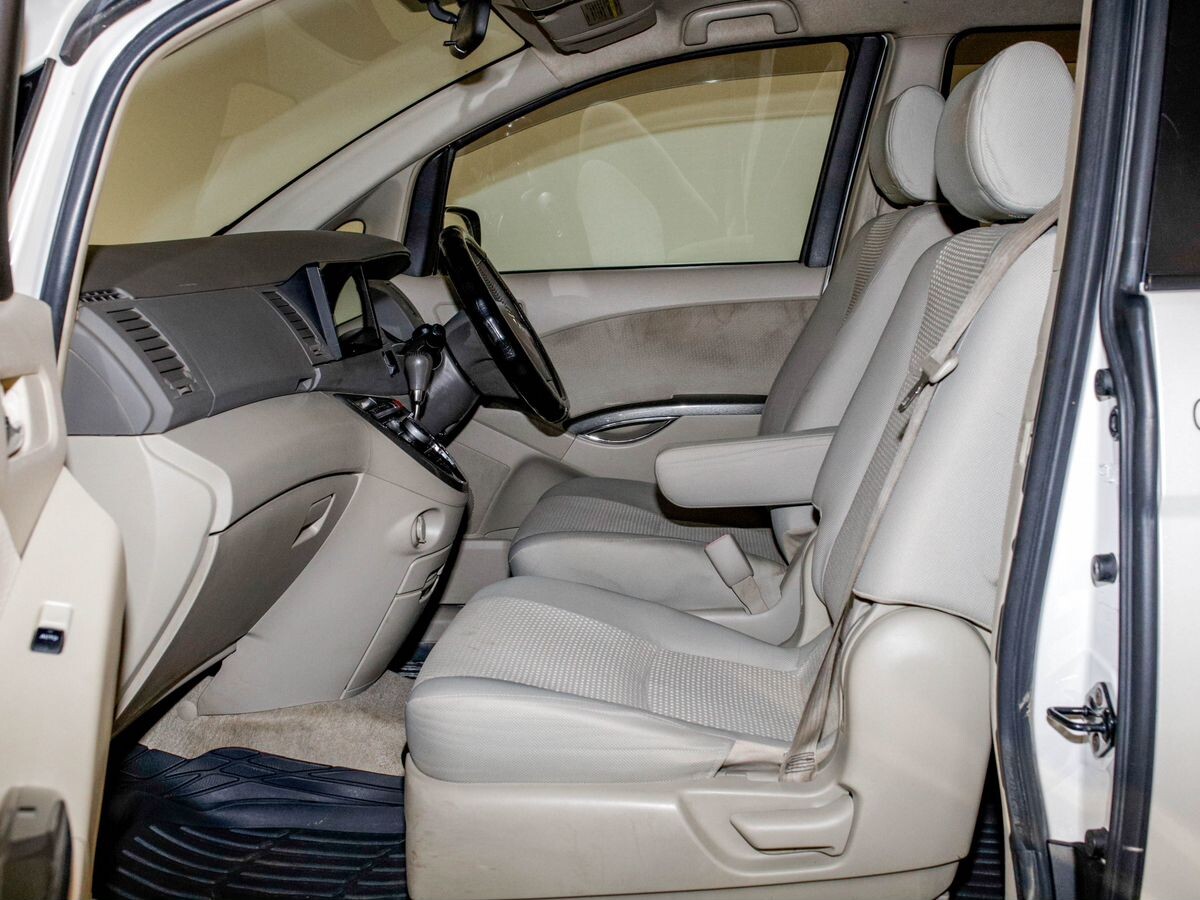 Toyota Isis 2010 - фото автомобиля