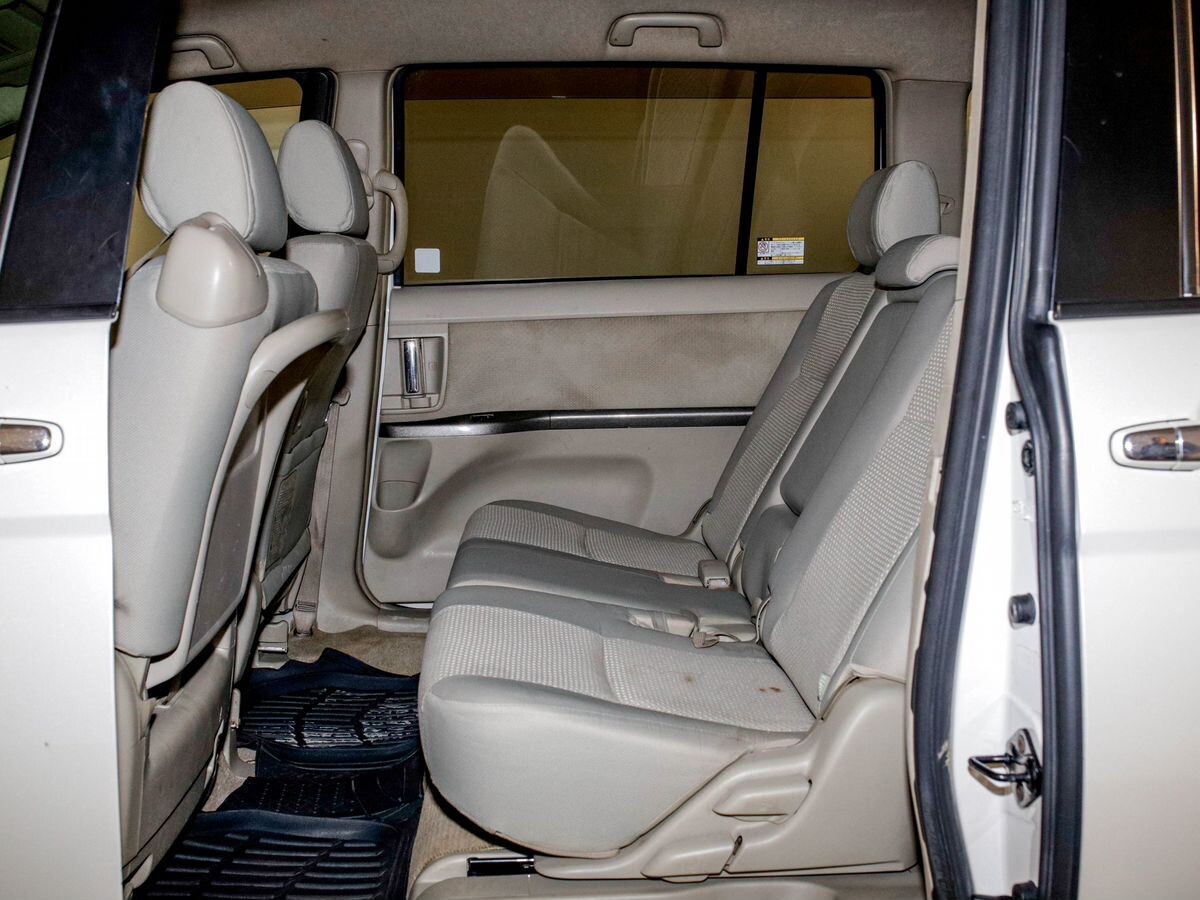 Toyota Isis 2010 - фото автомобиля