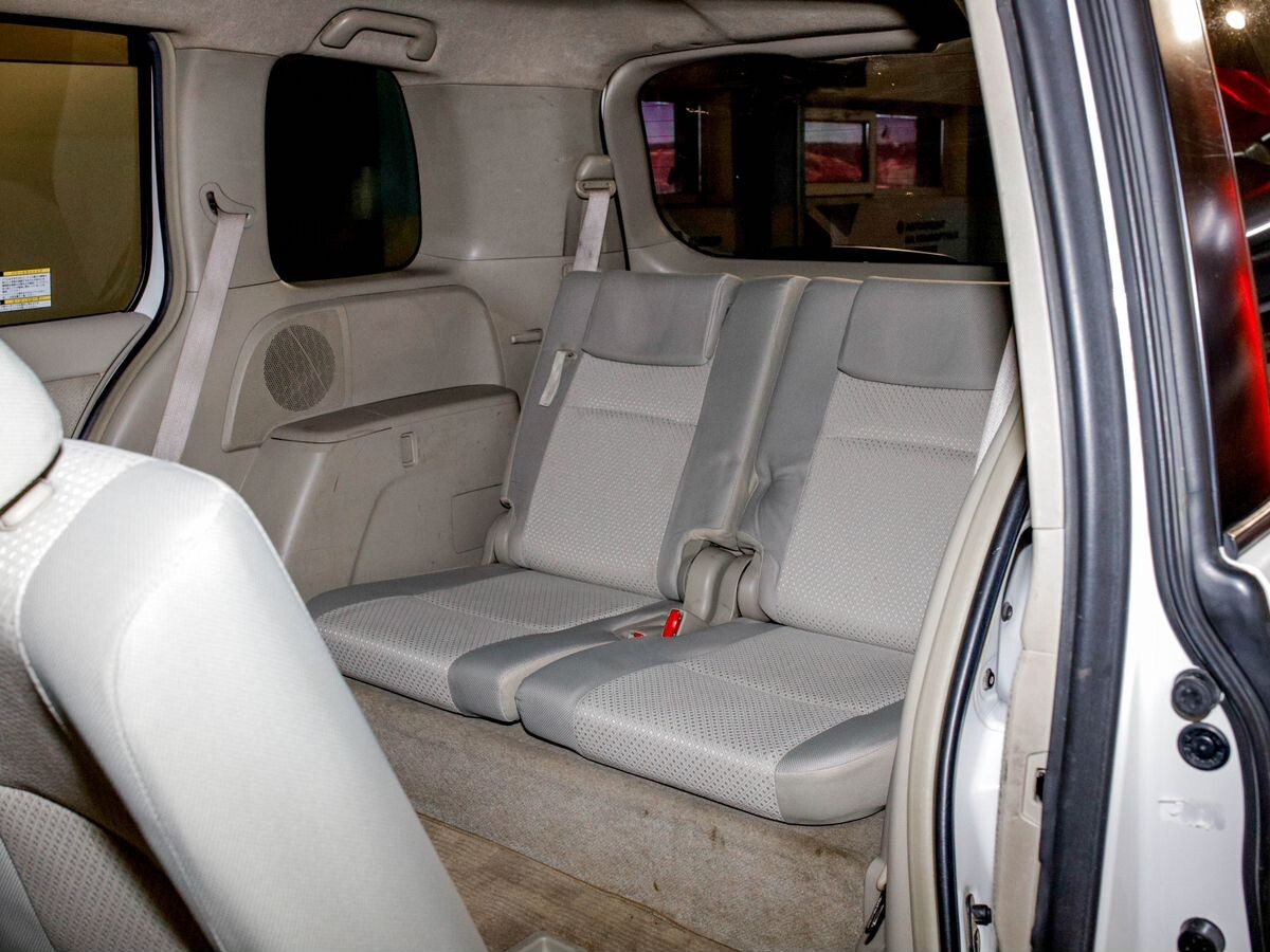 Toyota Isis 2010 - фото автомобиля