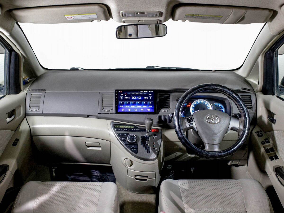 Toyota Isis 2010 - фото автомобиля