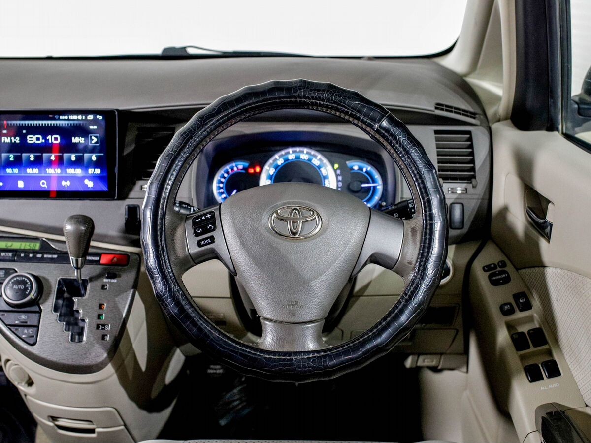 Toyota Isis 2010 - фото автомобиля