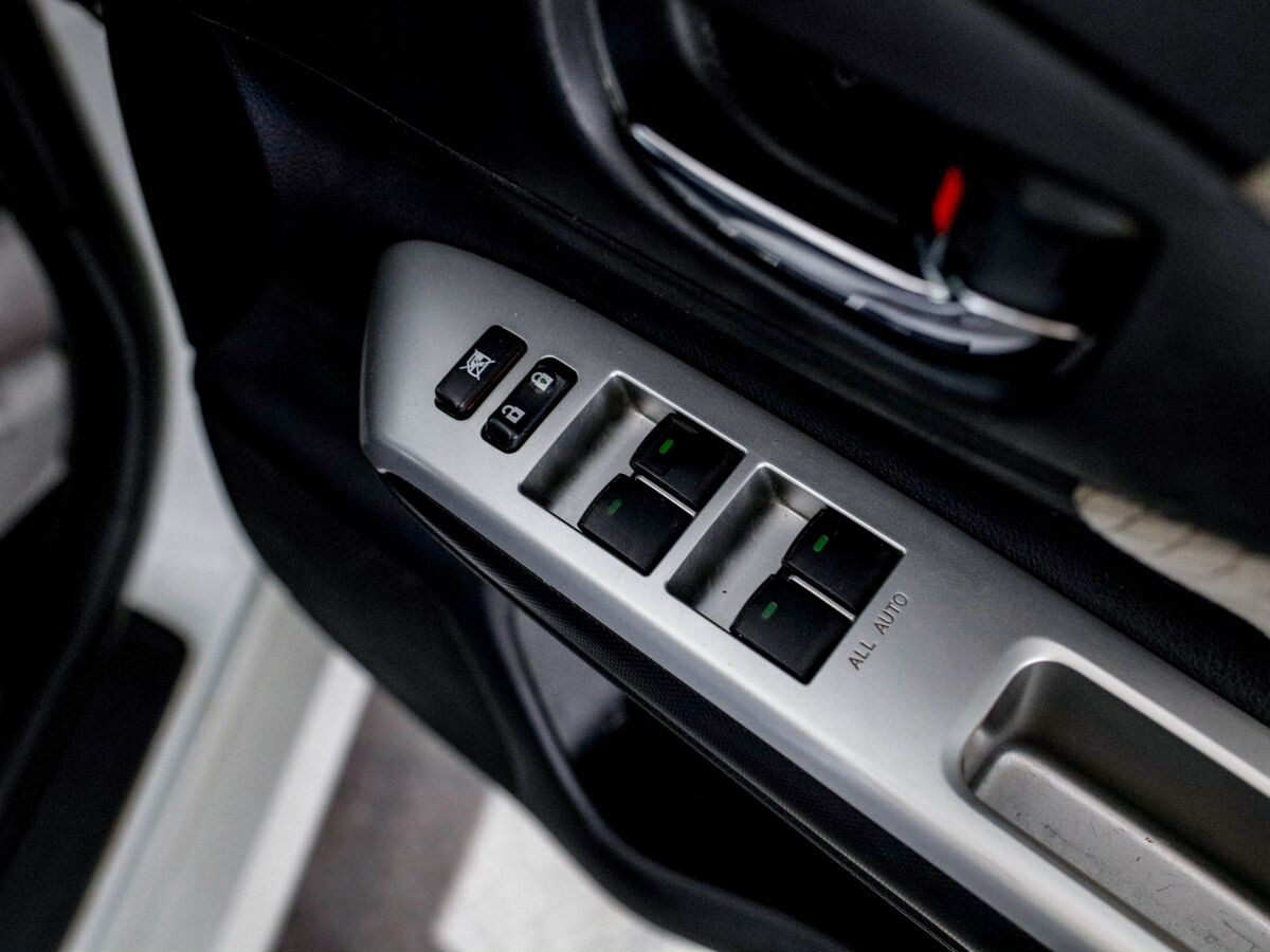 Toyota Wish 2010 - фото автомобиля