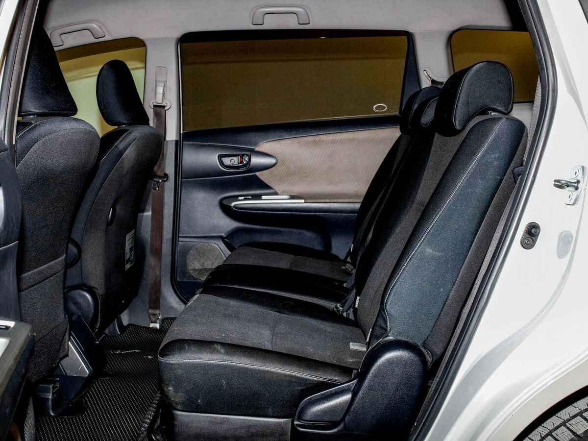 Toyota Wish 2010 - фото автомобиля